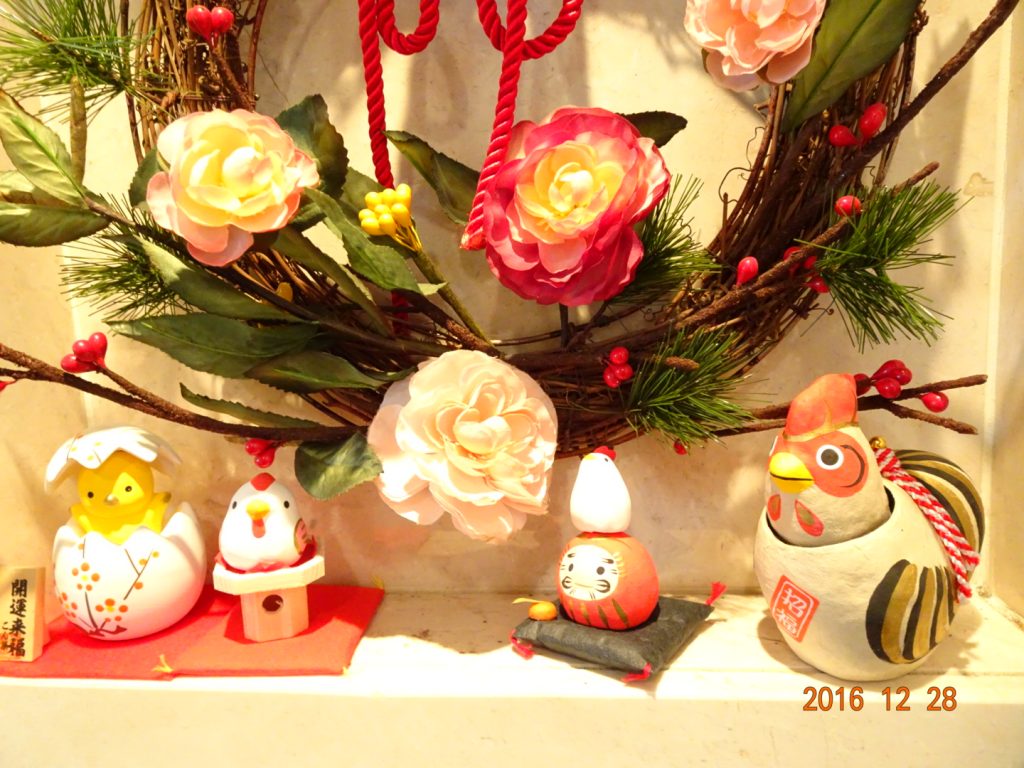 フォンテーヌ駒沢　正月リースと縁起物の酉たち